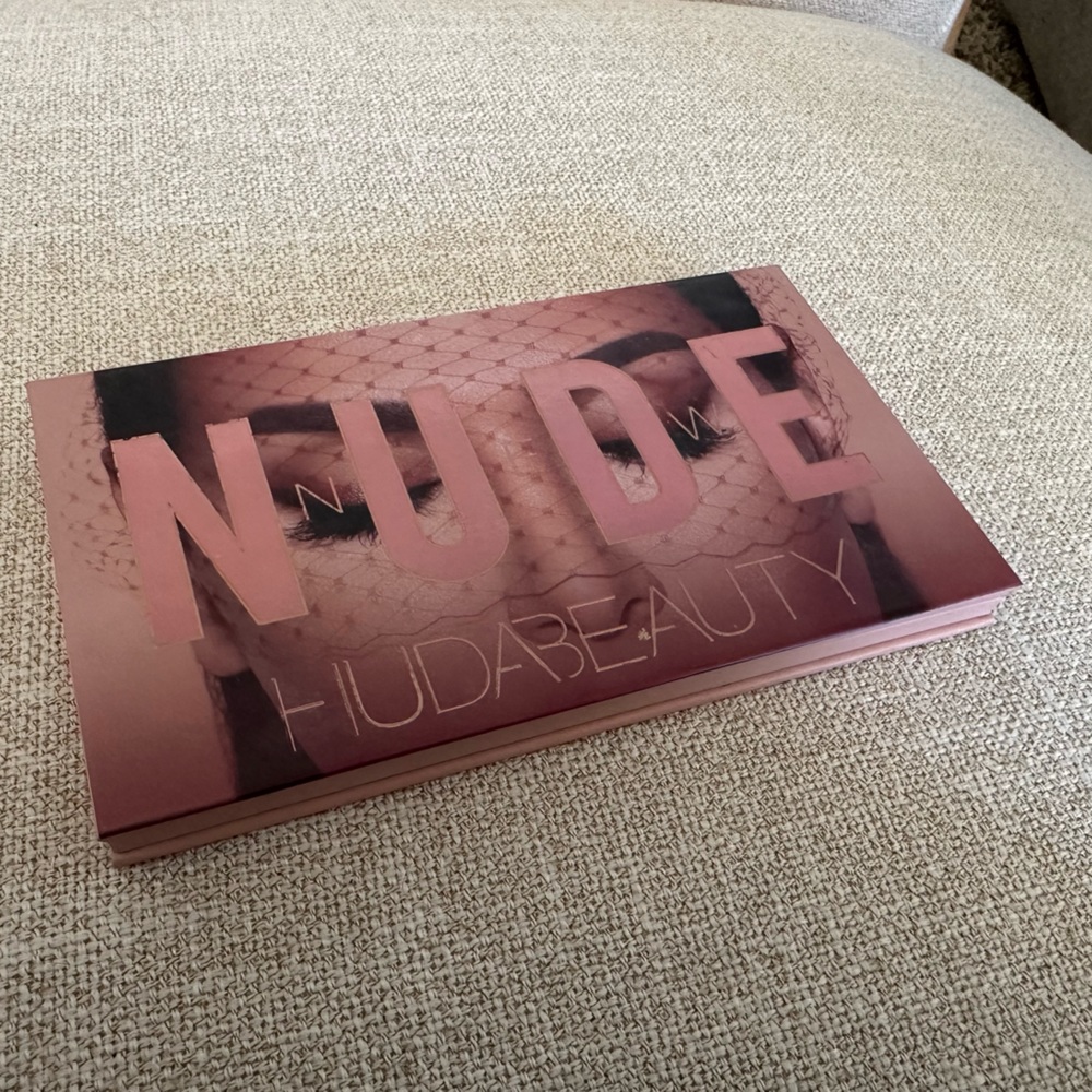 HUDA Beauty New Nude Palette eyeshadow